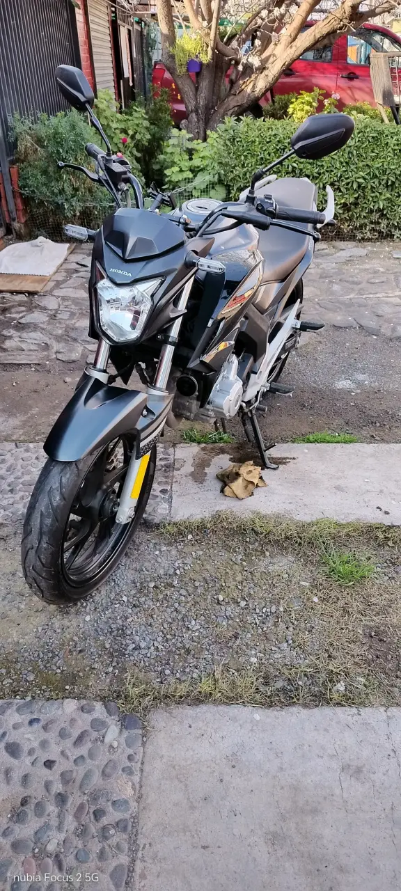 Moto Honda CB250 negra en buen estado - 3