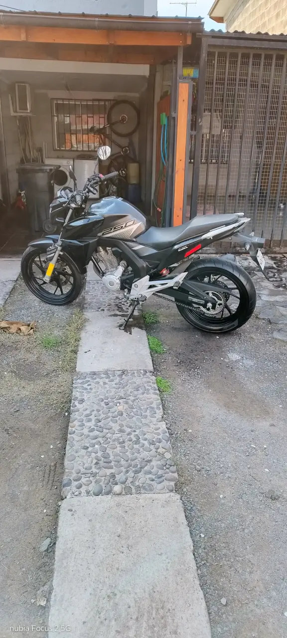 Moto Honda CB250 negra en buen estado - 4