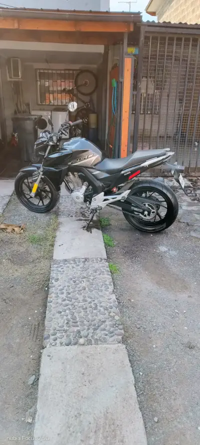 Moto Honda CB250 negra en buen estado - miniatura 4