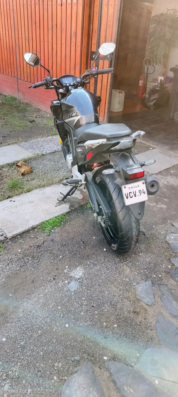 Moto Honda CB250 negra en buen estado - 5