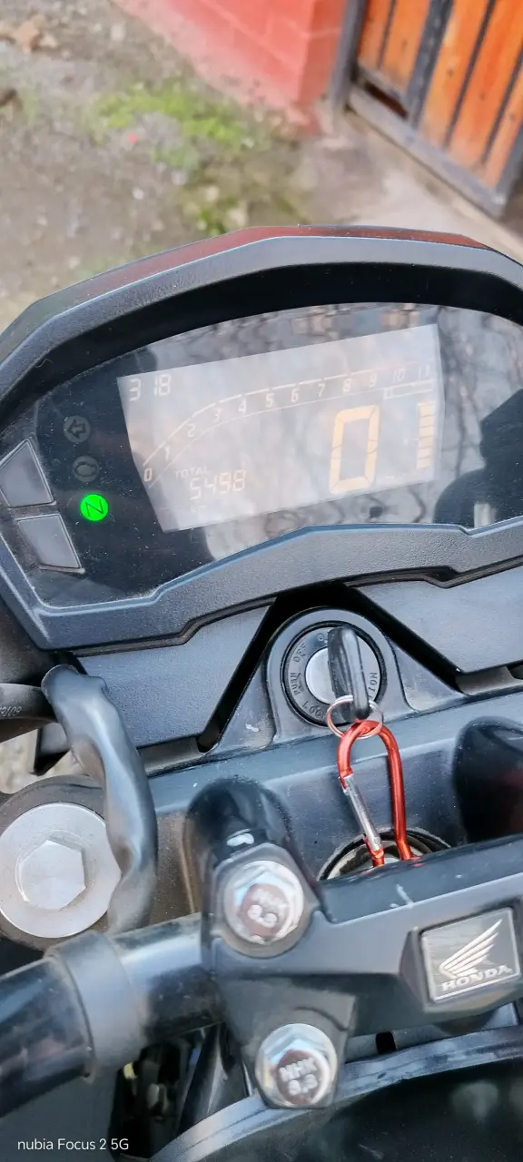 Moto Honda CB250 negra en buen estado - 6