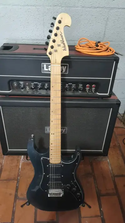 Guitarra eléctrica Washburn negra con amplificador - miniatura 1