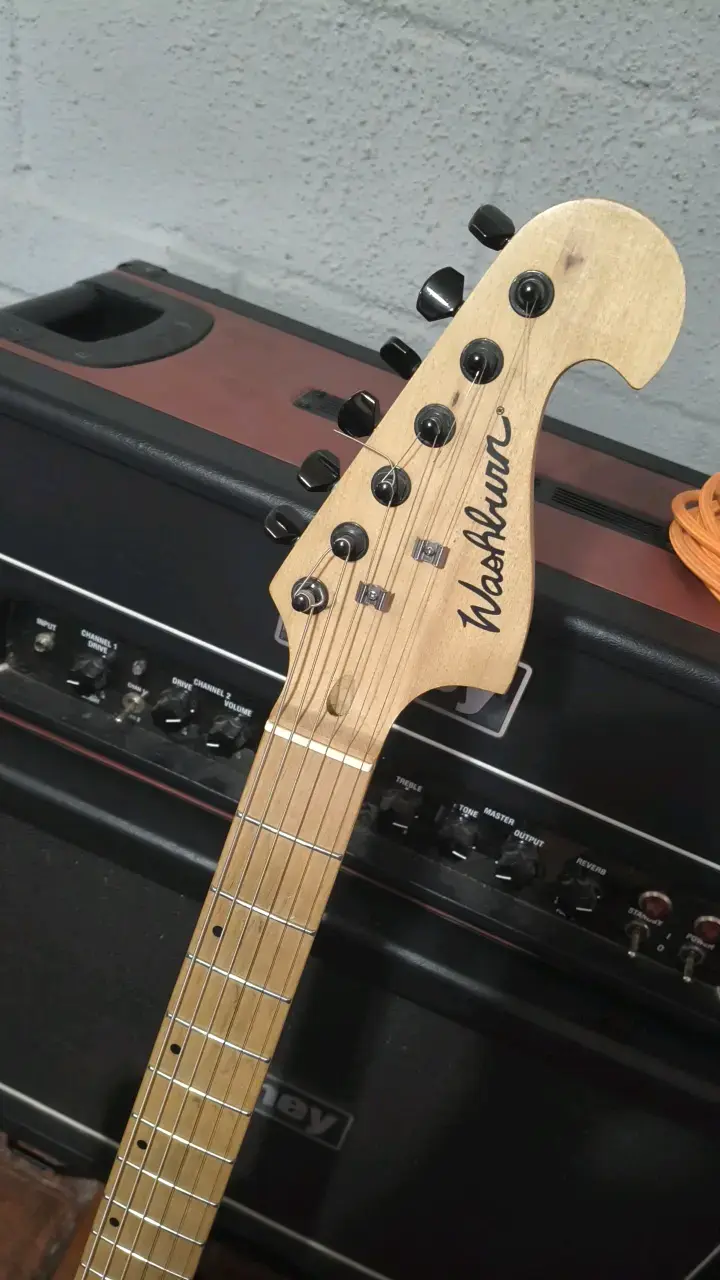 Guitarra eléctrica Washburn negra con amplificador - 2