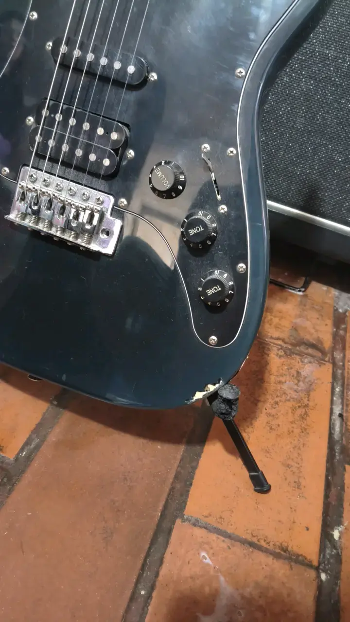 Guitarra eléctrica Washburn negra con amplificador - 3