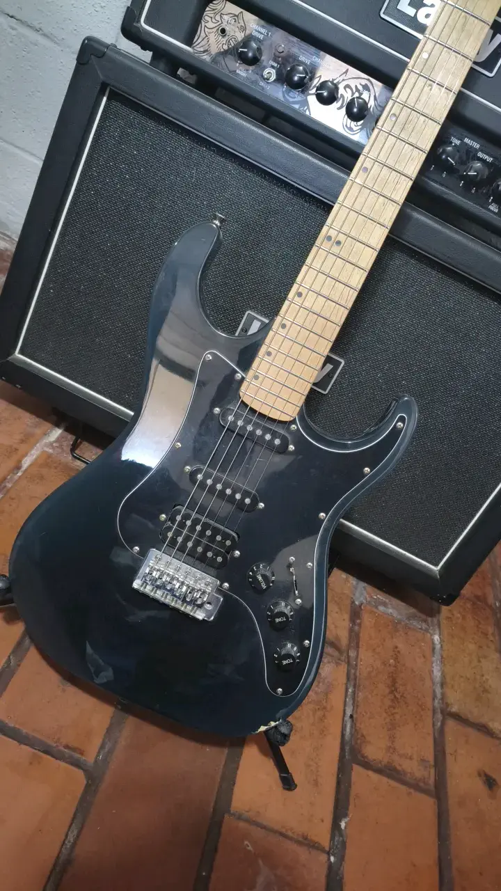 Guitarra eléctrica Washburn negra con amplificador - 4