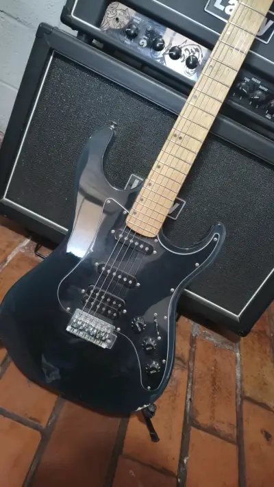 Guitarra eléctrica Washburn negra con amplificador - miniatura 5