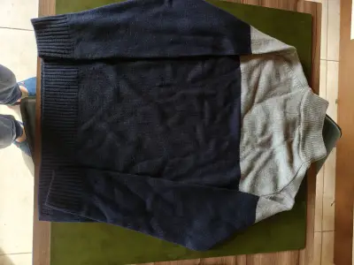 Suéter de lana para hombre gris y azul - miniatura 3
