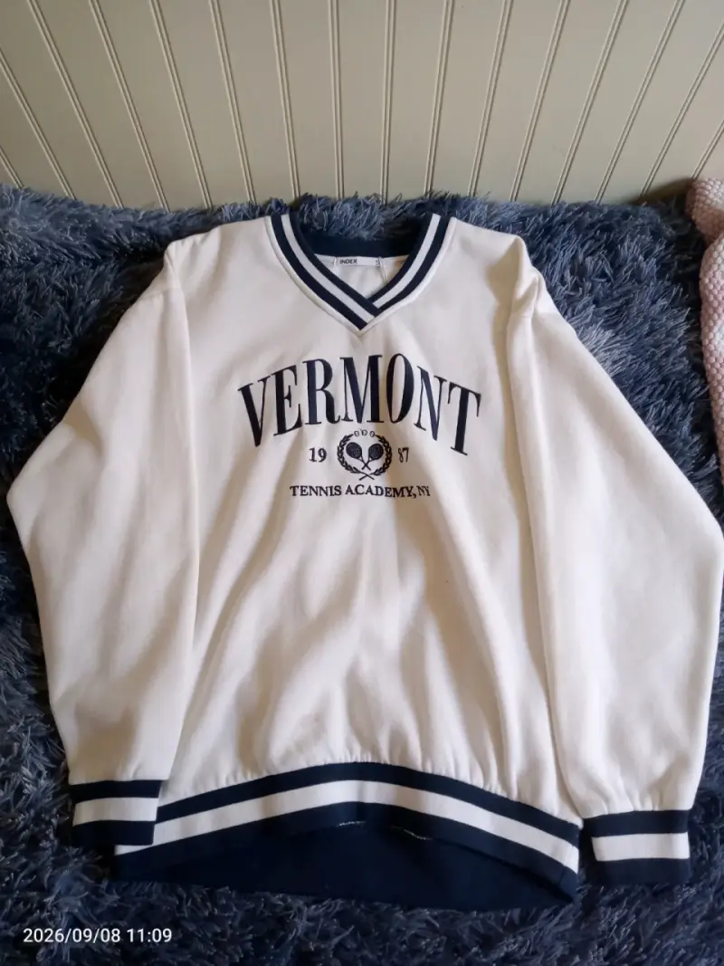 Polerón blanco Vermont estilo deportivo - 1