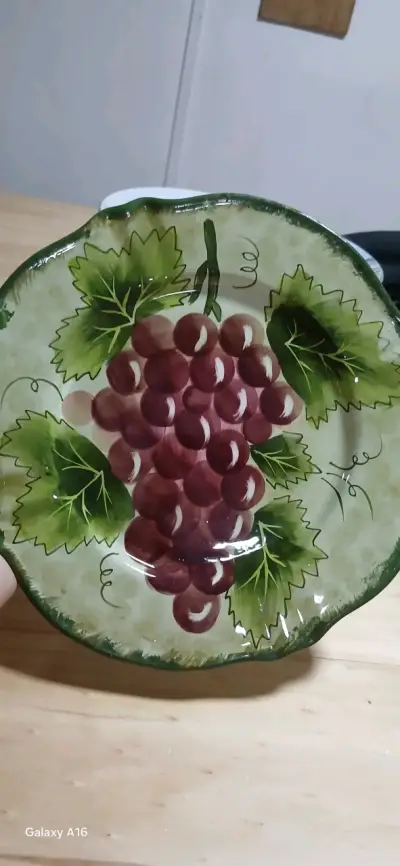 Plato decorativo de cerámica pintado a mano con diseño de uvas - miniatura 1