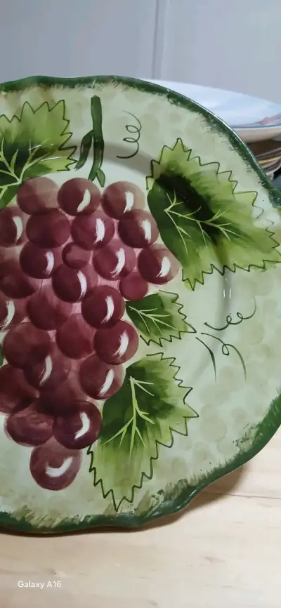 Plato decorativo de cerámica pintado a mano con diseño de uvas - miniatura 2