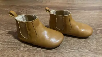 Botines de cuero ergonómicos para bebé color camel - miniatura 1