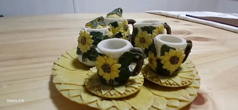 Juego de té decorativo en miniatura con girasoles - 1