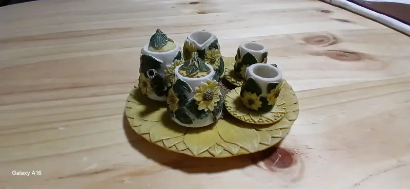 Juego de té decorativo en miniatura con girasoles - 2