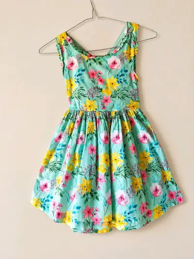 Vestido floral para niña en tonos pastel - miniatura 1