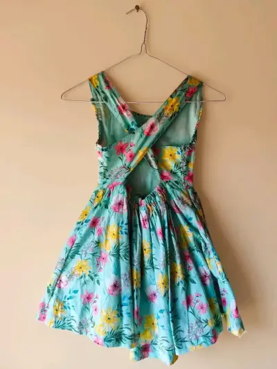 Vestido floral para niña en tonos pastel - miniatura 2