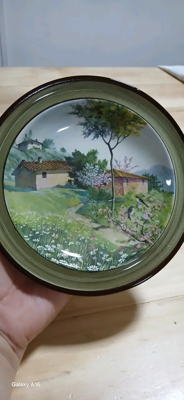 Plato decorativo de cerámica con paisaje pintado
