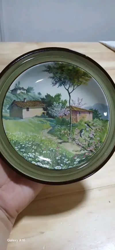 Plato decorativo de cerámica con paisaje pintado - miniatura 1