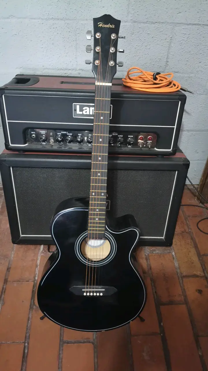 Guitarra acústica negra Hendrix en buen estado