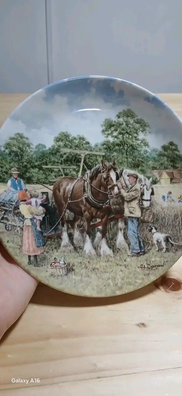 Plato decorativo con escena rural de caballos