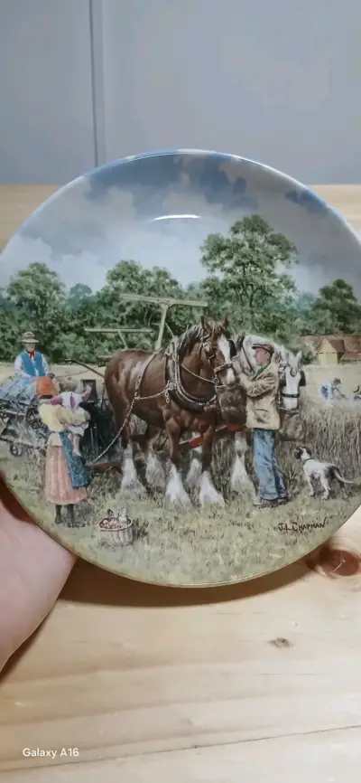 Plato decorativo con escena rural de caballos - miniatura 1