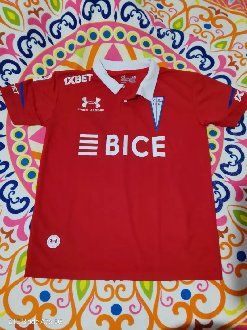 Camiseta universidad católica roja