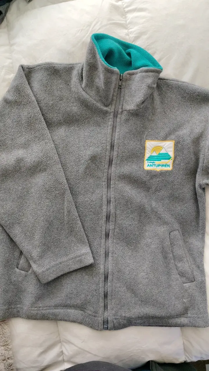Chaqueta polar gris con logo Colegio Antupirén