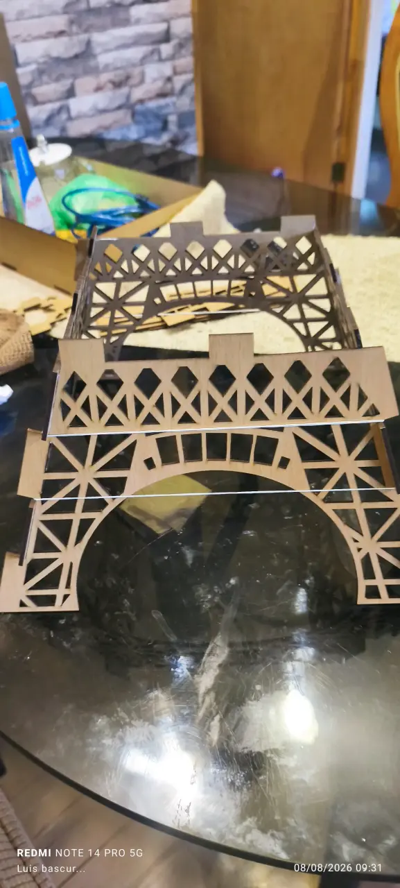 Decoración de madera estilo Torre Eiffel - 1