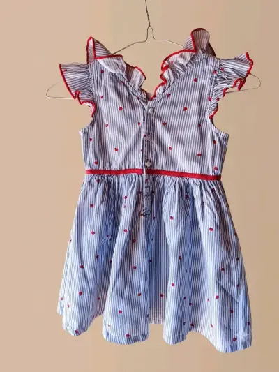 Vestido infantil a rayas con volantes - miniatura 2