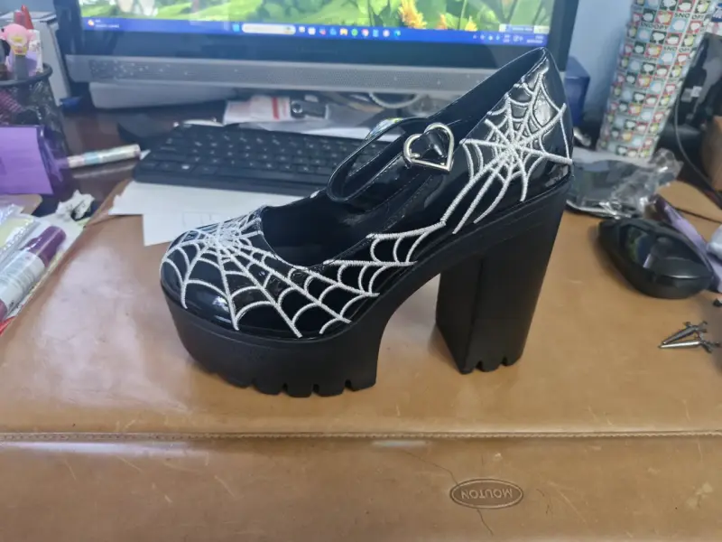 Zapatos de plataforma con diseño de telaraña - 1