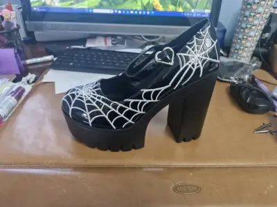 Zapatos de plataforma con diseño de telaraña - miniatura 1