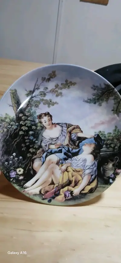 Plato decorativo de porcelana con diseño clásico - miniatura 1