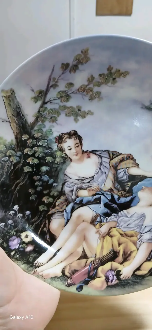 Plato decorativo de porcelana con diseño clásico - 3