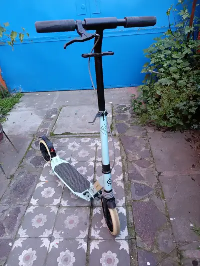 Scooter eléctrico plegable con freno manual - miniatura 1