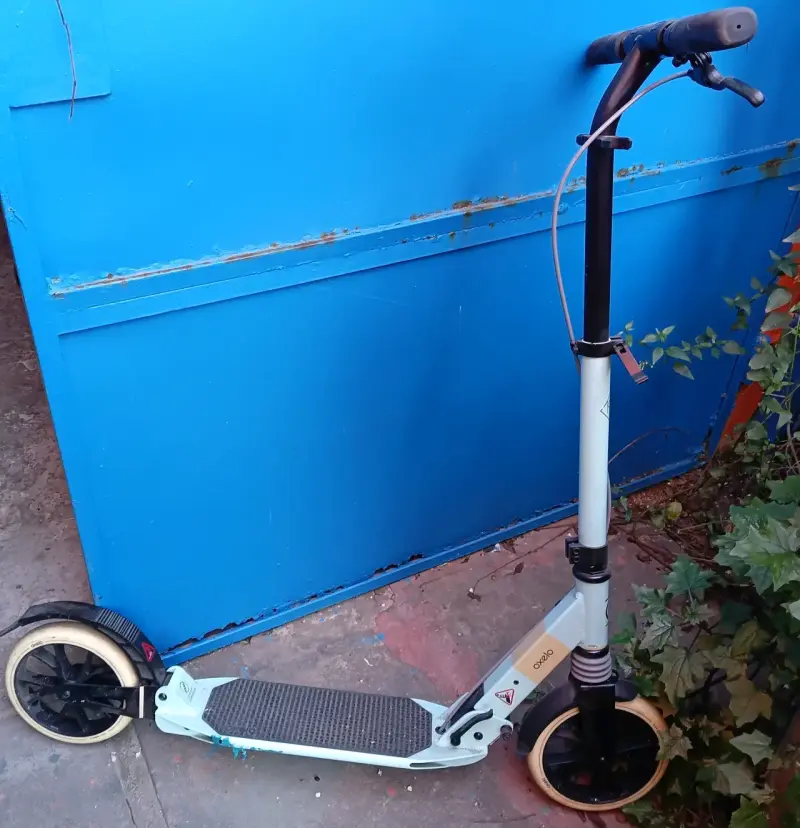 Scooter eléctrico plegable con freno manual - 2