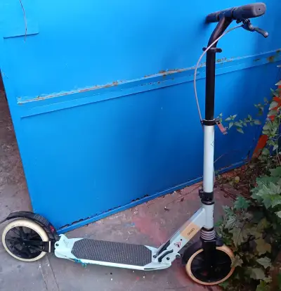 Scooter eléctrico plegable con freno manual - miniatura 2