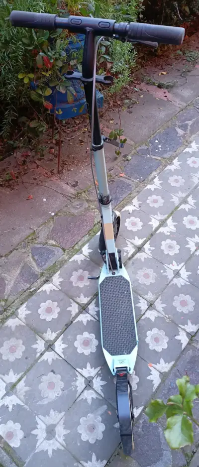 Scooter eléctrico plegable con freno manual - miniatura 3