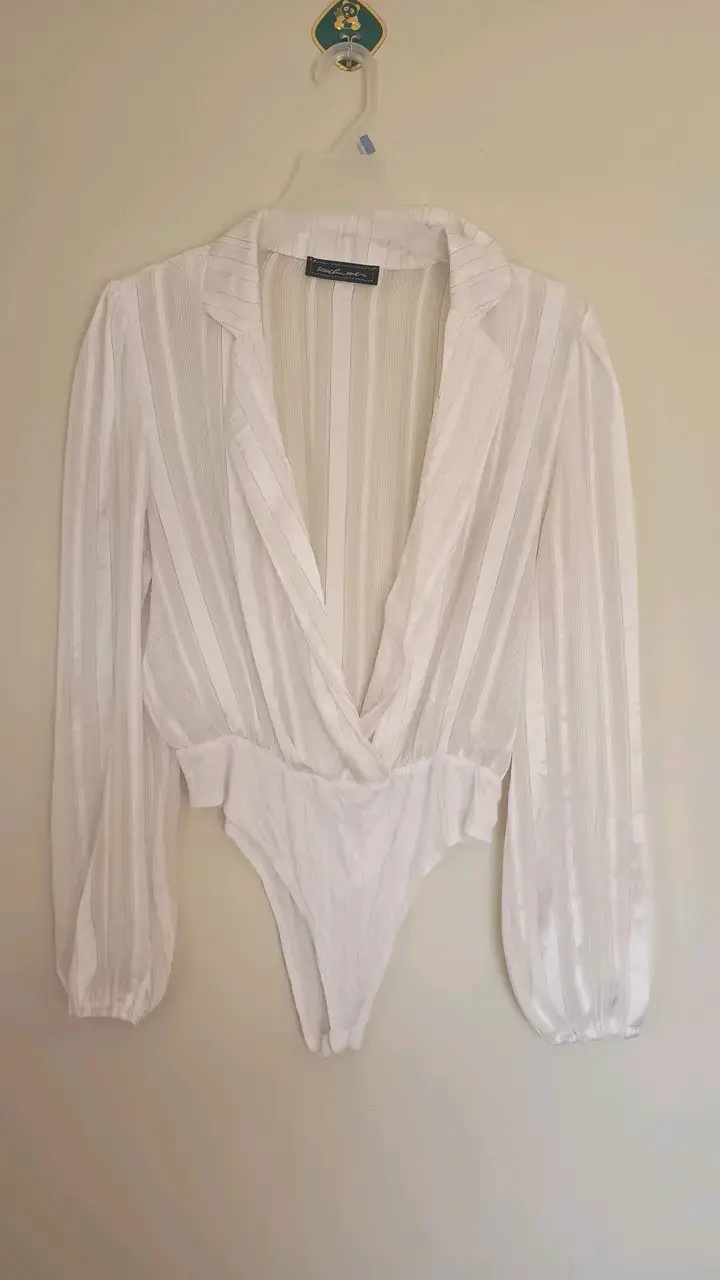 Body blanco de manga larga con escote profundo