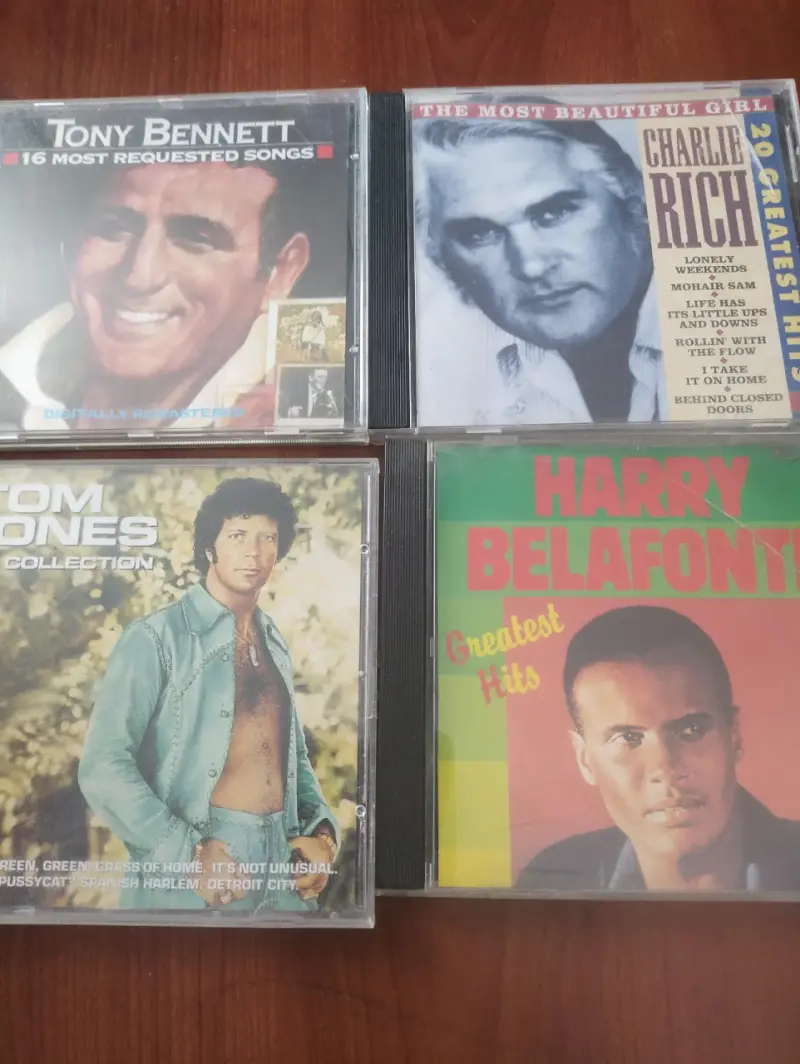 Colección de CDs de grandes éxitos de artistas legendarios
