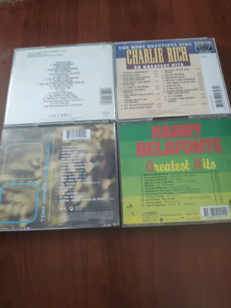Colección de CDs de grandes éxitos de artistas legendarios - 2