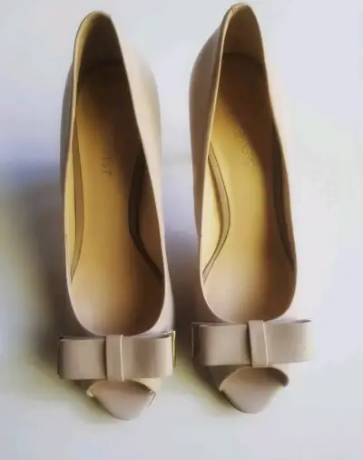 Zapatos de tacón Nine West beige con lazo - miniatura 1