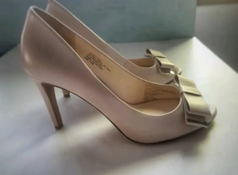 Zapatos de tacón Nine West beige con lazo - 2