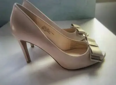Zapatos de tacón Nine West beige con lazo - miniatura 2