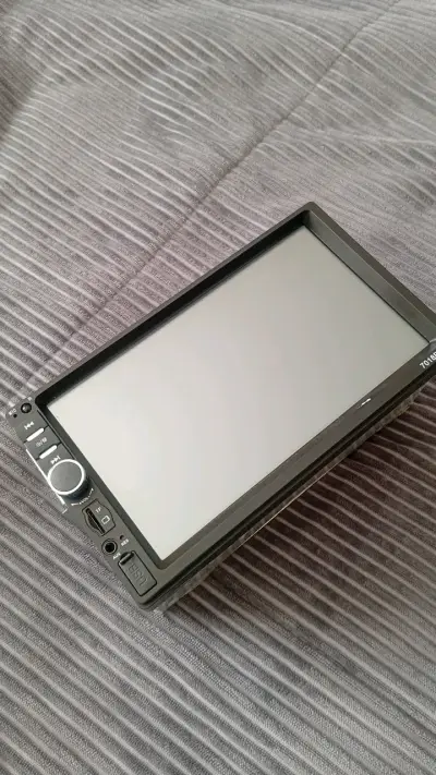 Radio para auto con pantalla táctil y control remoto - miniatura 1
