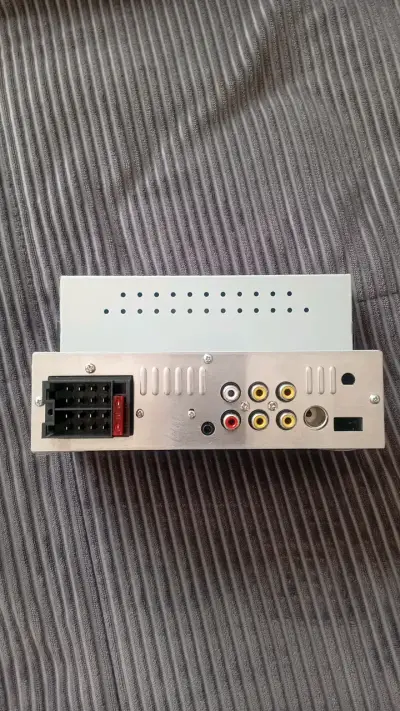 Radio para auto con pantalla táctil y control remoto - miniatura 2