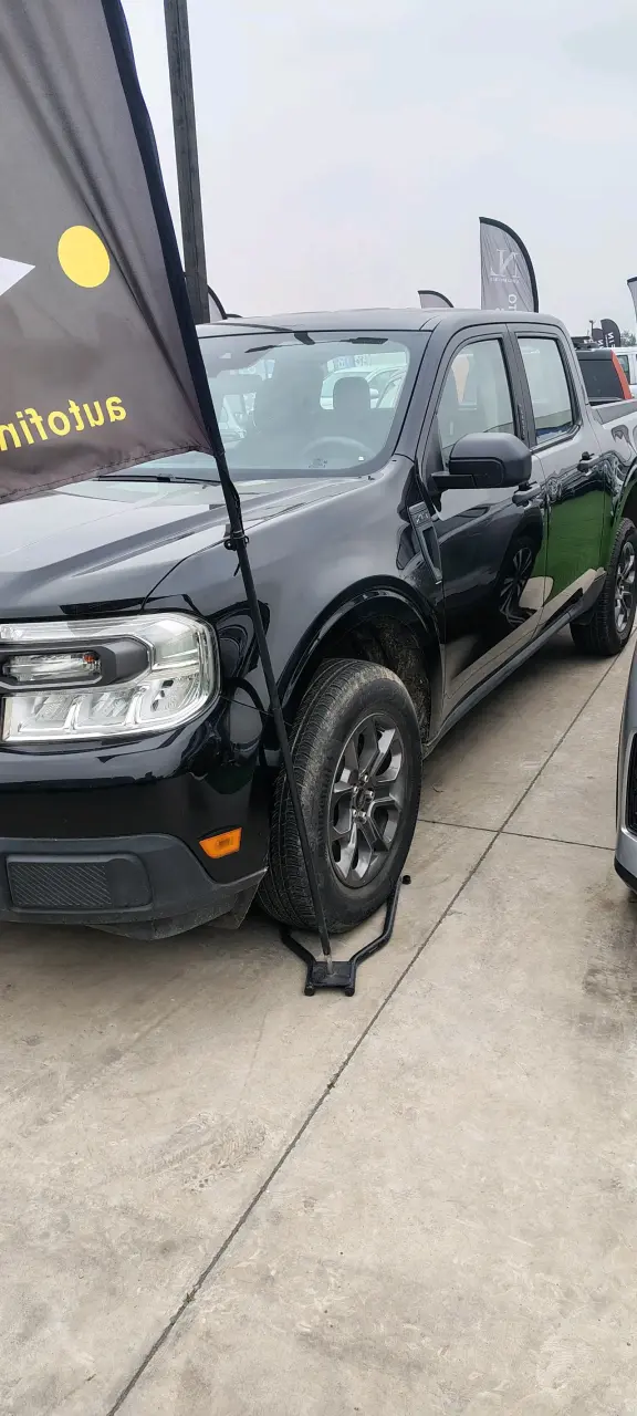 Camioneta Ford Maverick 2024 negra en buen estado - 2