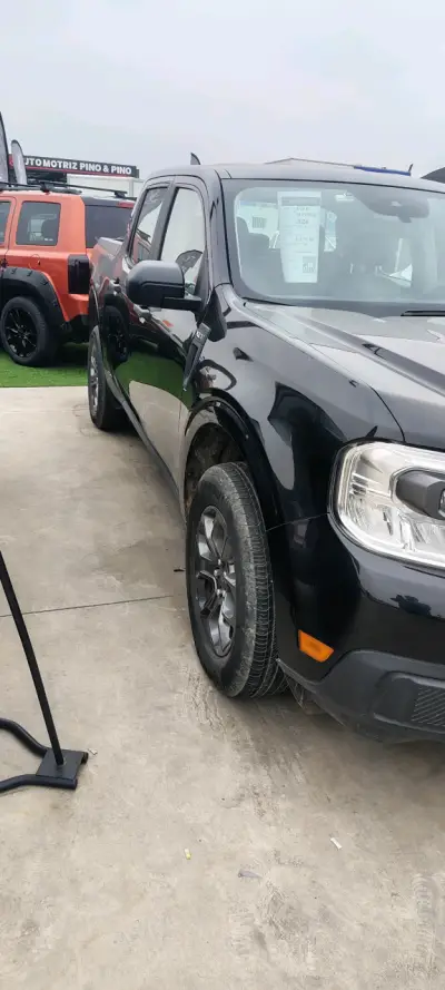 Camioneta Ford Maverick 2024 negra en buen estado - miniatura 3