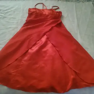 Vestido rojo elegante con tirantes - miniatura 1