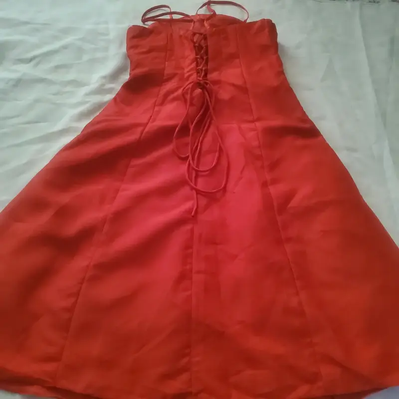 Vestido rojo elegante con tirantes - 2