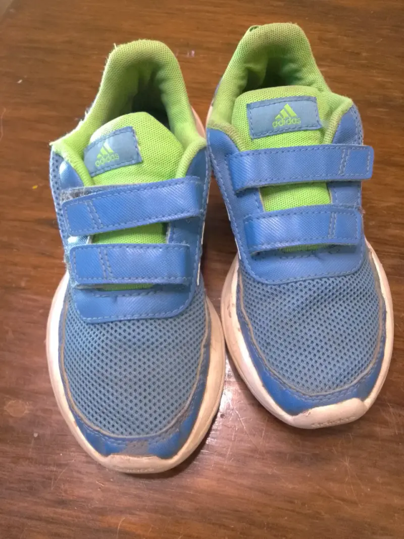 Zapatillas infantiles Adidas azules y ve - 1
