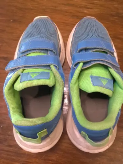 Zapatillas infantiles Adidas azules y ve - miniatura 2